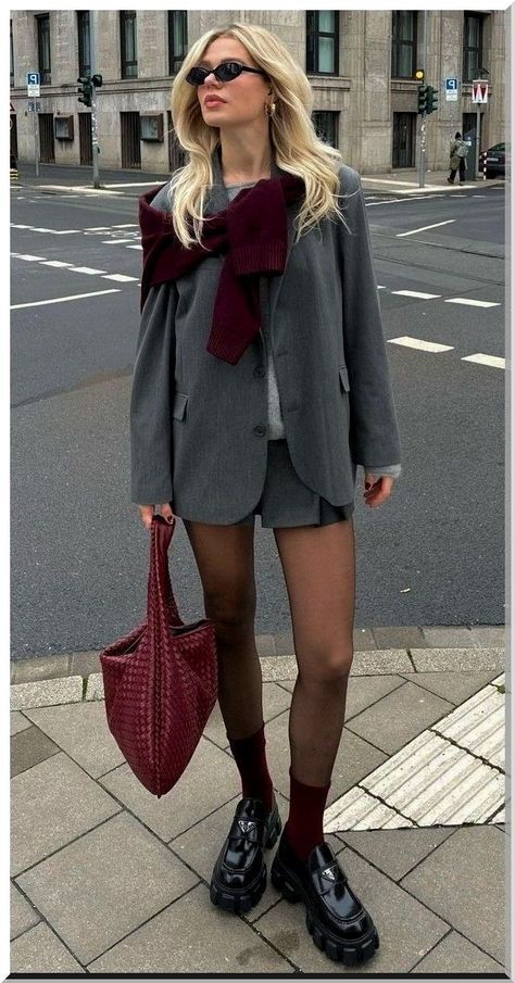 Lawyer Fashion, Burgundy Outfit, Autumn Fits, Blazer Outfit, Paris Outfits, Looks Street Style, Fall 24, Fall Fits, Autumn Outfits