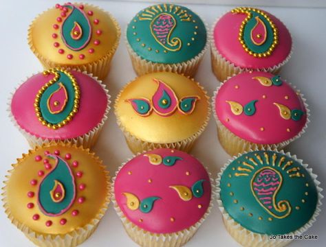 Bollywood cupcakes                                                                                                                                                                                 More Bollywood Cake, Henna Cake, Birthday Cake Cupcakes, Indian Cake, Theme Birthday Cake, Princess Birthday Cake, Indian Princess, Cupcake Birthday Cake, Bollywood Party