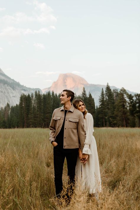 Late Summer Couples Photoshoot, Mens Outfits For Engagement Pictures, Neutral Engagement Photos, Midsize Engagement Photos, Engagement Photo Prompts, Neutral Photoshoot, Couples Nature, Engagement Shoots Poses, Shooting Couple