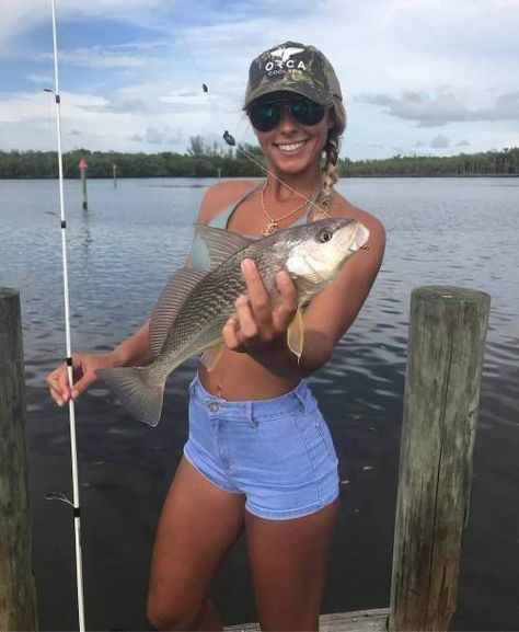 Fishing Australia, Catch Of The Day, Hunting Women, Fishing Pictures, Fishing Women, Fishing Girls, Fishing Life, Best Fishing, Fishing Outfits