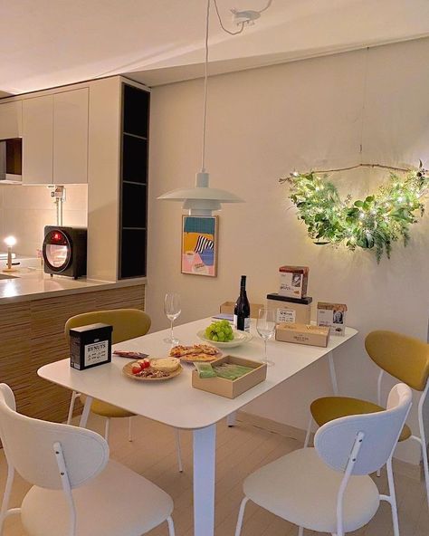 Korean Dining Table Aesthetic, Small Dining Table Aesthetic, Korean Dining Table, Small Kitchen And Dining Room Ideas, Japan Room, Korean Home Decor, Interior Design Dining, Apartment Decorating Living, Dorm Design