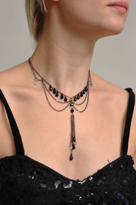 Very pretty. I wish the instructions listed lengths for the chain, but c'est la vie. Should still be able to figure it out. Crystal Necklace Tutorial, Bijoux Art Nouveau, Necklace Tutorial, Wire Necklace, A Necklace, Bijoux Diy, Free Tutorial, Jewelry Projects, Audrey Hepburn