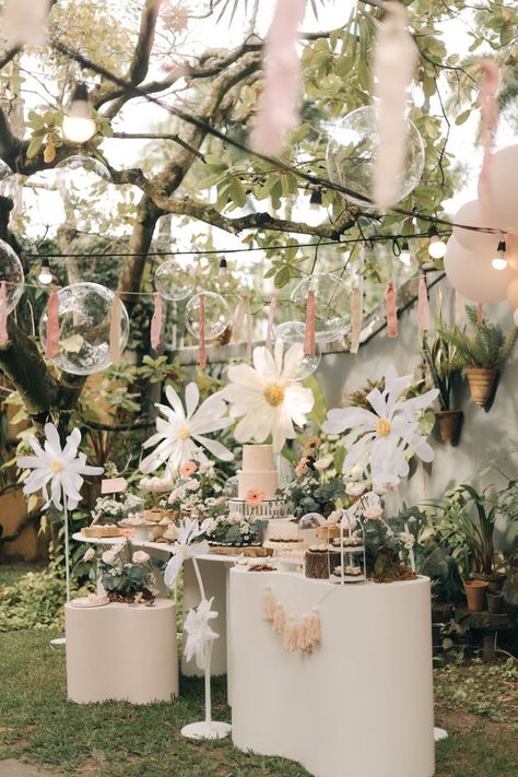 Outdoor Balloon Decorations, Daisy Birthday Party Ideas, Unique Baby Shower Ideas, Planning A Baby Shower, Daisy Baby Shower, Flower Birthday Party, Fairy Garden Birthday Party, Daisy Party, Ballerina Birthday Parties