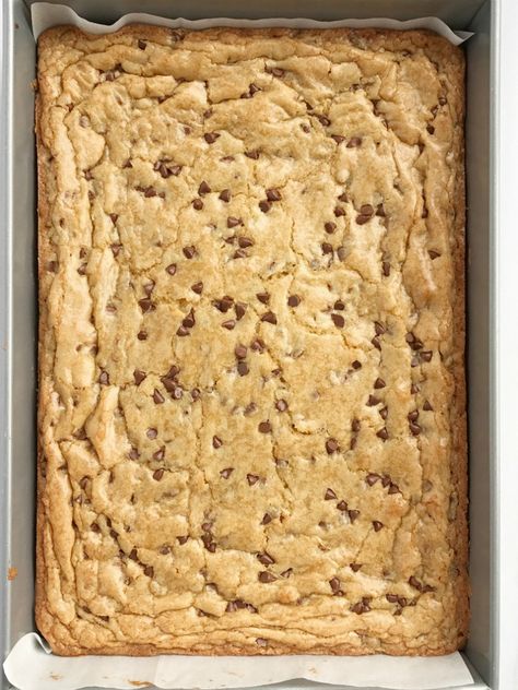 Cookie Blondies, Chocolate Chip Pan Cookies, Best Blondies, Chocolate Chip Cookie Bar, Chocolate Chip Cookie Bar Recipe, Blondie Recipes, Yummy Bars, Blondie Bars, Bar Desserts