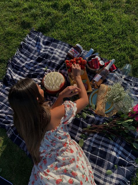 Celebrating a birthday at the park. #picnic California Astethic, Picnic Astethic, Birthday Party Astethic, Party Astethic, Birthday Astethic, Life Manifestation, Picnic Birthday Party, Birthday Vibes, Picnic Birthday