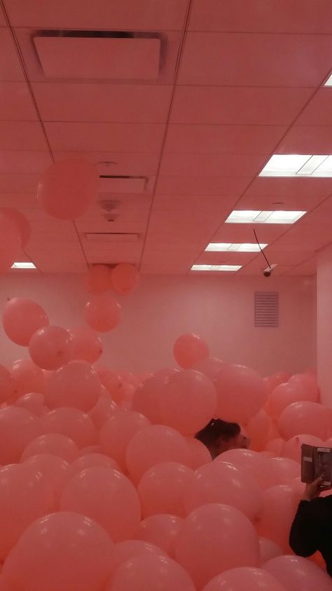 Room Filled With Balloons, Room With Balloons, Balloon Room, House Of Balloons, Glass Room, Birthday Inspo, Sophomore Year, Shooting Photo, Black Sheep