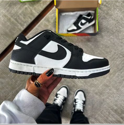 Tênis, nike casual masculino e feminino #tenis #tênis Nike, Sports Shoes, Nike Casual, Tenis Casual, Nike Dunk Low, Dunk Low, Shoe Lover, Nike Dunk, Athletic Shoes