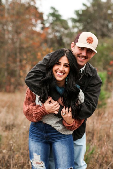 Western Family pictures photos Best Photo Poses For Couples Sitting, Couple Potrait Pic, Couple Poses Fall Photos, Boyfriend And Girlfriend Pictures Professional, Couples Photo Shoot Ideas Casual, Picture Idea For Couples, Cute Fall Couples Pictures, Jersey Engagement Pictures, Fall Outfits For Pictures Couples