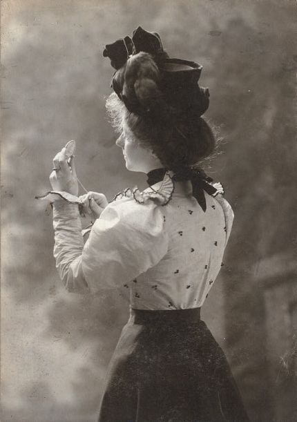 dots Corset And Skirt, 1890s Fashion, 1900s Fashion, Gibson Girl, French Actress, Old Fashion, Vestidos Vintage, Edwardian Fashion, Vintage Portraits