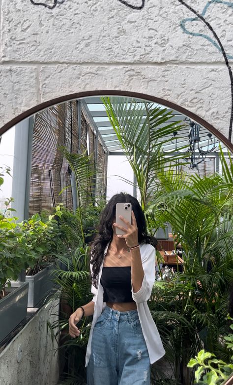 Aesthetic Girl Indian, Cute Girls Dpz Instagram, Aesthetic Indian Girl, Fake Pictures For Instagram, Fake Insta Pics, Mirror Selfie Poses Aesthetic, Mirror Selfie Aesthetic, Indian Teen, Casual College Outfits