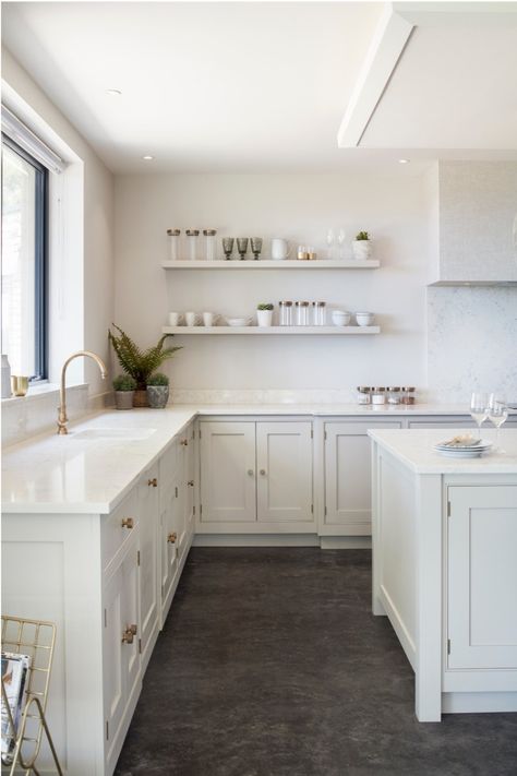 White Kitchen With Quartz, Kitchen With White Marble, Kitchen No Upper Cabinets, High Gloss White Kitchen, White Kitchen Units, Kitchen Cabinet Style, No Upper Cabinets, Lakehouse Kitchen, White Kitchen Cupboards