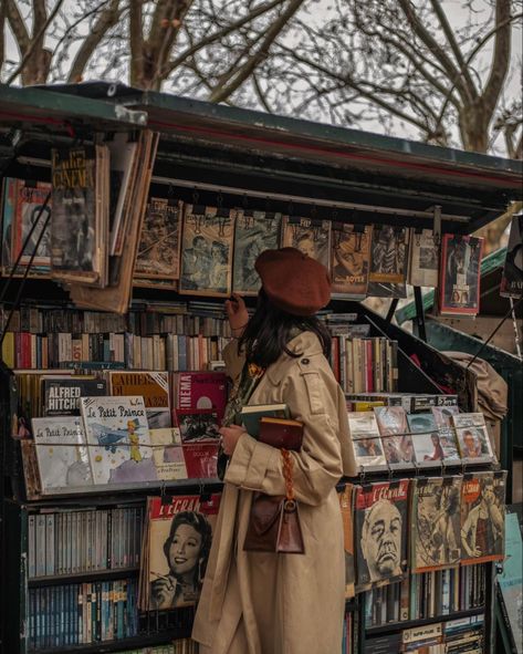 Paris Fall Aesthetic, Bookstore Outfit, 1940s Film Noir, Retro Vintage Outfits, Paris Shoot, Autumn Photoshoot, London Fall, Personal Branding Photoshoot, Stylish Photo Pose