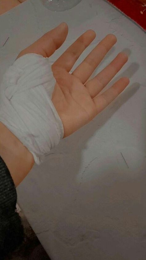 Pic Cute, Rauch Fotografie, Photographie Indie, Hospital Photography, Hospital Pictures, Hand Pic, Girl Hand, Delicacy Food, Hand Pictures