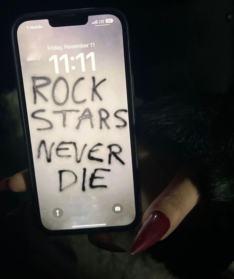 #grunge #aesthetic #wallpaper #phone #rockstarsgf #rockstargirlfriend #angelnumbers Sosua, Rockstar Aesthetic, Buku Harry Potter, Fotografi Vintage, Mia 3, I'm With The Band, Sirius Black, Rock Stars, The Marauders