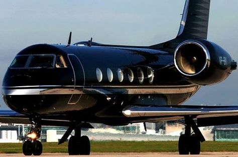 Black & Gold Black Private Jet, Jets Privés De Luxe, Jet Privé, Luxury Jets, Luxury Private Jets, Private Plane, Nissan 370z, Luxe Life, Jet Plane