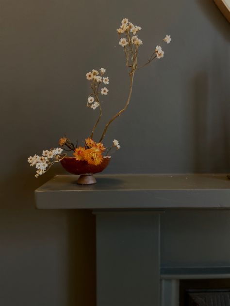 Japanese Dried Flower Arrangement, Dried Flower Ikebana, Ikebana Dried Flowers, Sculptural Floral Arrangements, Ikebana Flower Arrangement Art Floral, Wedding Ikebana, Wabi Sabi Plants, Footed Bowl Centerpiece, Flower Ikebana