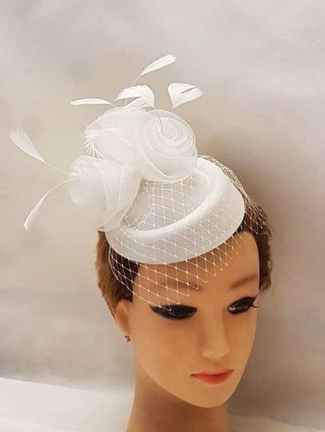 Civil Wedding Fascinator Ideas, Fascinator With Feathers, Court Wedding Fascinator, Hats For Women With Short Hair, Bridal Hat With Veil, White Fascinator Wedding, Fascinator Styles, Birdcage Fascinator, Fascinators For Short Hair