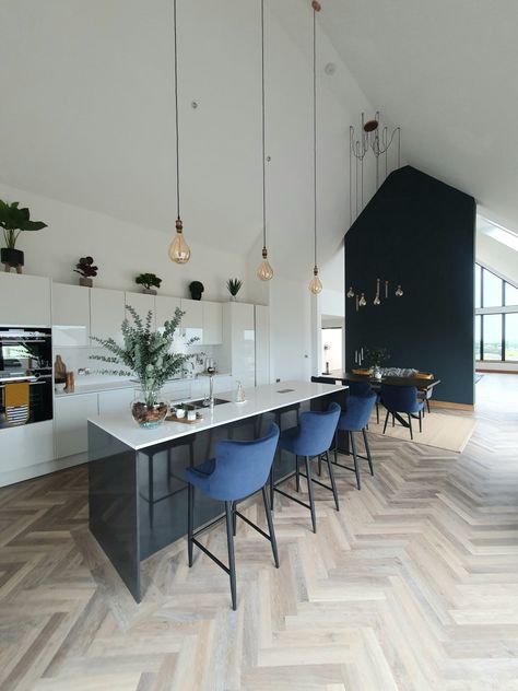 Kitchen diningroom table barstools navy gloss Long Kitchen Layout, Dining Interior Design, Kitchen And Dining Area, Interior Design Layout, Dining Interior, Long Kitchen, Long House, House Kitchen, Kitchen Layout