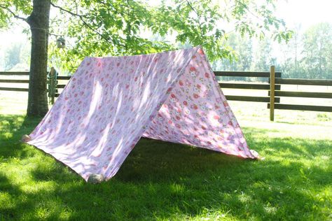 Simple Backyard Bed-Sheet Tent | Play Diy Tent Outdoor, Kindergarten Yard, Sheets For Bed, Backyard Bed, Sheet Tent, Hippy House, Diy Kids Tent, Backyard Fort, Backyard Movie Party