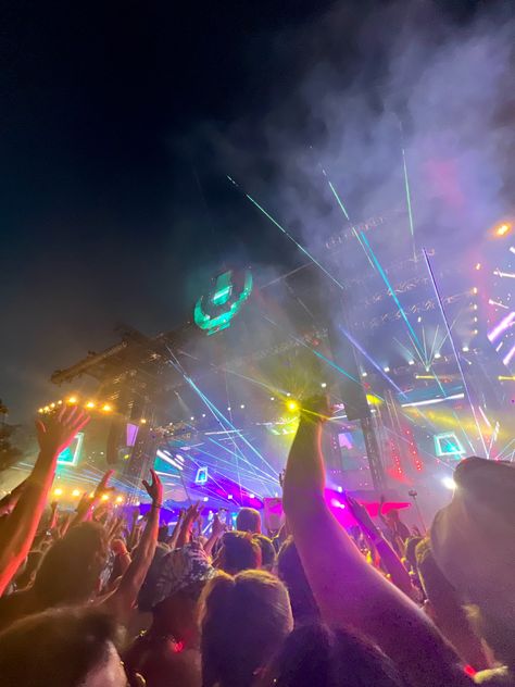 Ultra music festival. In crowd. Lights and laser show. Rave. Rave Aesthetic. Music festival aesthetic. Los Angeles, Rave Astethic, Raver Aesthetic, Rave Girl Aesthetic, Rave Aesthetic Wallpaper, Rave Pics, Rave Photos, Rave Pictures, Rave Core