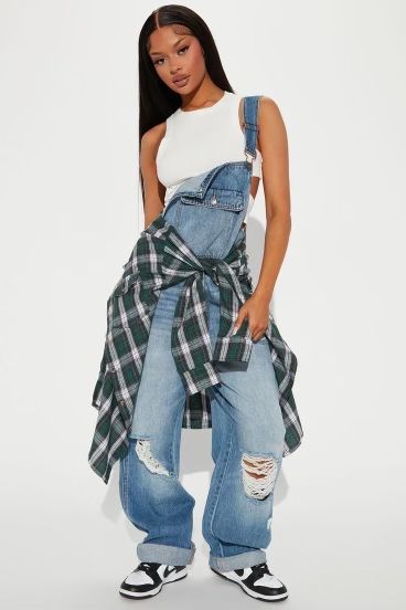 Iconic 90s Outfits Women Hip Hop, 90s Fashion For Black Women, Ripped Jean Overalls, 90 Overalls Outfit, 90s Looks Hip Hop, Unique Outfit Inspiration, 90s Fashion Overalls Outfits, Early 2000s Outfits Black Women, 90 Look Outfits 90s Fashion