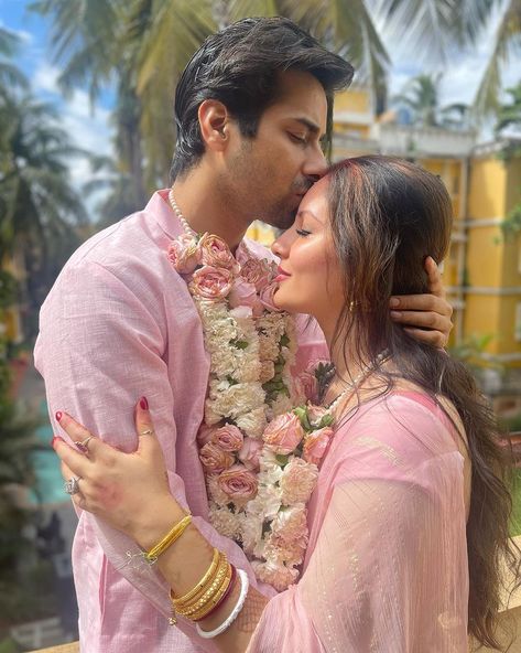 Puja Banerjee, Court Marriage, Marriage Couple, Marriage Photos, Wedding Court, Couple Picture Poses, Love Couple Photo, Newly Married, Photo Poses For Couples