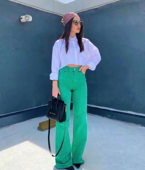 Green Jeans Outfit, Colored Jeans Outfits, Trendy Instagram Outfits, Colored Pants Outfits, Street Style Outfits Casual, Outfits Con Jeans, Color Blocking Outfits, Jeans Outfits, Instagram Outfits