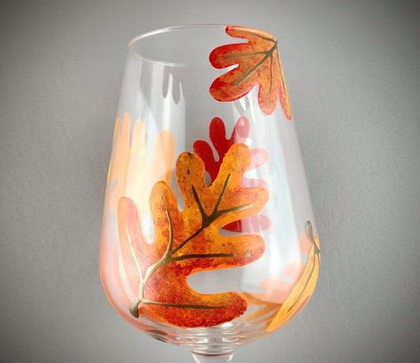 thanksgiving glass Fall Themed Painted Wine Glasses, Fall Diy Wine Glasses, Glass Painting Autumn, Autumn Glass Painting, Fall Wine Glasses Diy, Fall Glass Painting Ideas, Fall Wine Glass Painting Ideas, Fall Painted Wine Glasses, Fall Wine Glass Painting