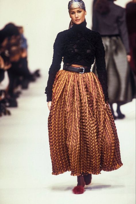 Romeo Gigli, 1990s Fashion, Vintage Runway, Runway Trends, Vintage Inspiration, 1920s Fashion, Long Skirt, Ivy, Vintage Style