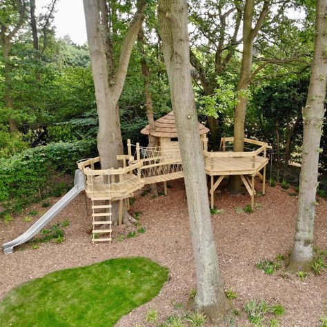 Tree House Ideas, Tree House Playground, Garden Tree House, Backyard Fort, Rope Bridge, Tree House Plans, Tree Fort, Tree House Diy, Backyard Playhouse