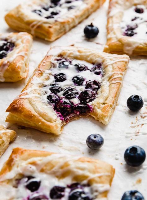 You can make a Blueberry Danish with a flaky puff pastry dough topped with a cream cheese mixture and fresh blueberries in just 20 minutes! It’s so easy, simply and delicious! Blueberry Danish Recipe, Blueberry Dinner, Blueberry Danish, Cream Cheese Pastry, Danish Recipe, Sweet Potato Casserole Easy, Cream Cheese Danish, Easy Puff Pastry, Puff Pastry Dough