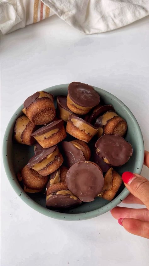 Healthy Twix bites (paleo, vegan) - danishealthyeats.com Twix Bites, Caramel Ingredients, Healthy Treats Recipes, Mini Bites, Salted Chocolate, Chocolate Topping, Vegan Pumpkin, Oat Flour, Muffin Tin