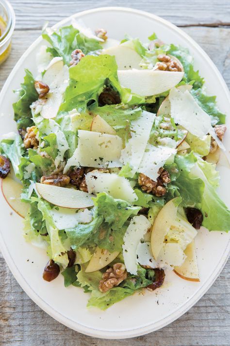 Escarole Salad with Apple, Walnuts, Dates and Manchego Escarole Salad, Autumn Salads, Escarole Recipes, Vege Dishes, William Sonoma Recipes, Christmas Menus, Coleslaw Recipes, Yummy Salads, Poke Bowls