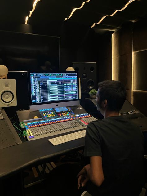 Rapper Lifestyle Aesthetic, Rapper Lifestyle, Music Studio Aesthetic, Home Recording Studio Setup, Recording Studio Setup, Music Studios, Studio Layout, Cool Music, Music Studio Room