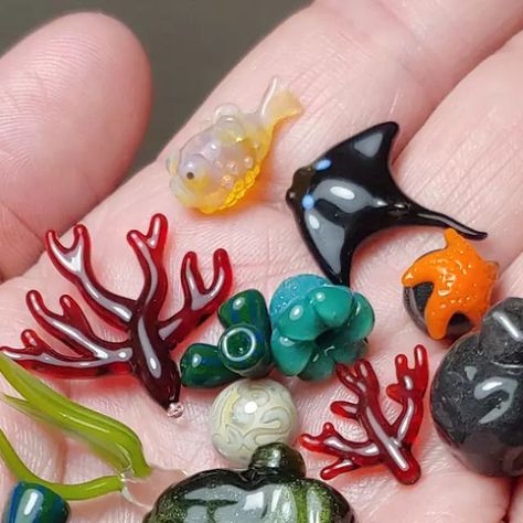 Tiny Glass Animals, Glass Blowing Ideas, Glass Flameworking, Brain Tattoo, Glass Bead Crafts, Glass Beads Diy, Solid Color Nails, Sea Crafts, Cute Polymer Clay