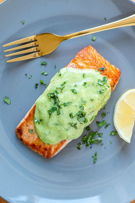 Pan-Seared Salmon with Creamy Avocado Sauce Crispy Salmon Recipe, Salmon In Foil Recipes, Cilantro Lime Salmon, Sauce For Salmon, Creamy Avocado Sauce, Cooking The Perfect Steak, Cooking With Beer, Avocado Cream, Basil Sauce