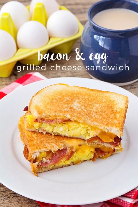 The Baker Upstairs: Bacon and Egg Grilled Cheese Sandwiches Breakfast Sides Dishes, Menu Sarapan Sehat, Subway Sandwich, Breakfast Sandwich Recipes, Breakfast Appetizers, Sandwich Bar, Grilled Cheese Sandwiches, Deli Sandwiches, Cheese Sandwich