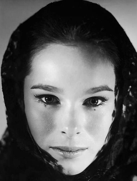 Geraldine Chaplin July 31, 1944 She is the daughter of Charlie Chaplin and Oona O'Neill. Geraldine Chaplin, Gina Gershon, Classic Actresses, Rotten Tomatoes, Pre Raphaelite, Charlie Chaplin, Art Travel, Travel Lover, Black And White Photographs