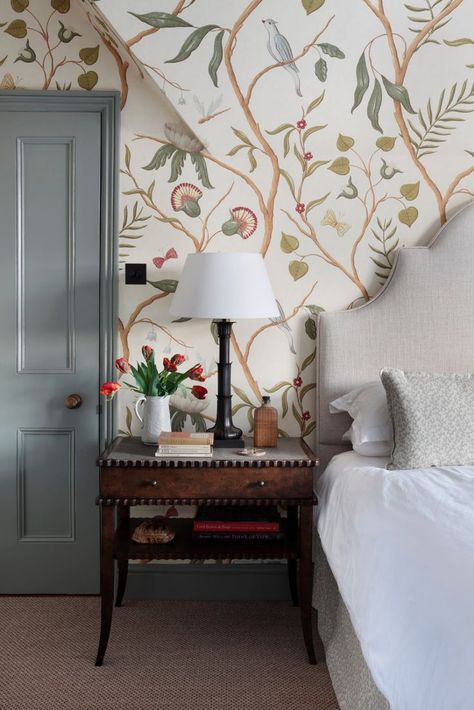 Bedroom decor inspiration - adding bold wallpaper! English Charm : Master Bedroom and Dressing Room - Cool Chic Style Fashion Grandma Esthetic, Chateau Interior, English Country Bedroom, Wallpaper Staircase, Spanish Vibes, Dressing Room Decor, Townhouse Interior, Inspire Me Home Decor, Country Bedroom