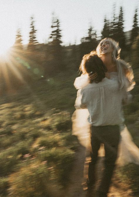 Bohemian Engagement Photos, Garden Elopement Photography, Engagment Nature Photos, Cliff Couple Photoshoot, Zion Engagement Pictures, Nature Engagement Photos Outfits, Wild Flower Engagement Photos, Fall Photo Ideas For Couples, Couples Woods Photoshoot