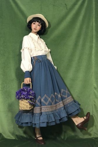 Vintage Skirt Aesthetic, Look Taller And Slimmer, Victorian Outfit, Classic Lolita, Old Fashion Dresses, Photographie Portrait Inspiration, People Poses, Figure Poses, Poses References