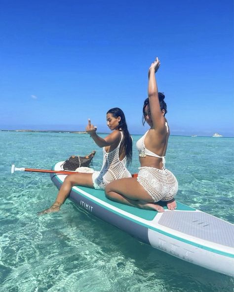 Vacation Group Photos, Yacht Pictures Black Women, Bestie Trip Aesthetic, Miami Boat Outfit, Jetski Outfit Women, Puerto Rico Inspo Pics, Cabo Trip Outfits, Yacht Outfit Black Women, Cute Beach Outfits Black Women