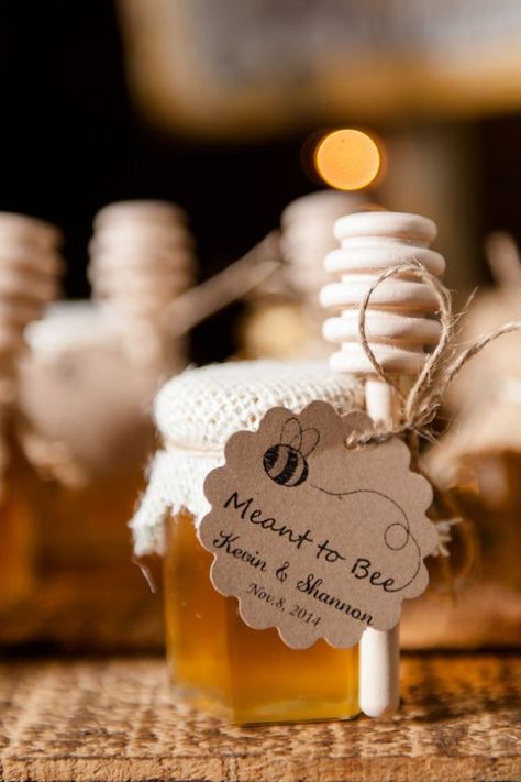 Wedding gift favour ideas to wow your wedding guests.  http://www.culturewedding.ca/wedding-favours-will-wow-guests Wedding On A Budget, Wedding Favors And Gifts, Trendy Wedding Favors, Honey Jars, Favour Ideas, Fall Wedding Diy, Wedding Signs Diy, Best Wedding Favors, Wedding Favors Fall