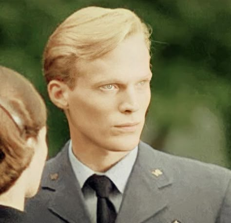 Paul Bettany Younger, Aaliyah Pictures, Marvel Dr, Paul Bettany, The Good Shepherd, Elizabeth Olsen, Winter House, Best Actor, Coming Home