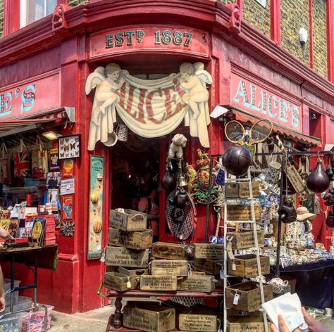 Vetta Vintage owner Jasmine Chess reveals where to find rare, one-of-a-kind gems in England's capital. Best Markets In London, Portobello Road Market, London Cheap, London Vacation, London Shopping, London Baby, London Summer, Portobello Road, London Aesthetic