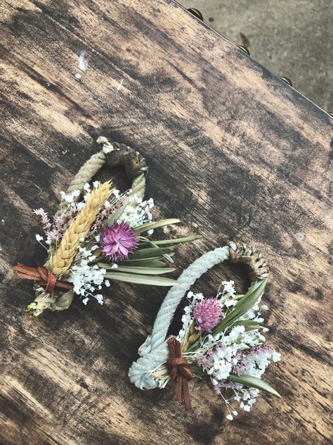 Western Wedding Hair Accessories, Western Boho Wedding Bouquet, Western Rope Bouquet, November Western Wedding, Western Wedding Gift Ideas, Western Wedding Bridesmaids Proposal, Western Boutineer Ideas, Purple Western Wedding, Western Bridesmaid Gifts