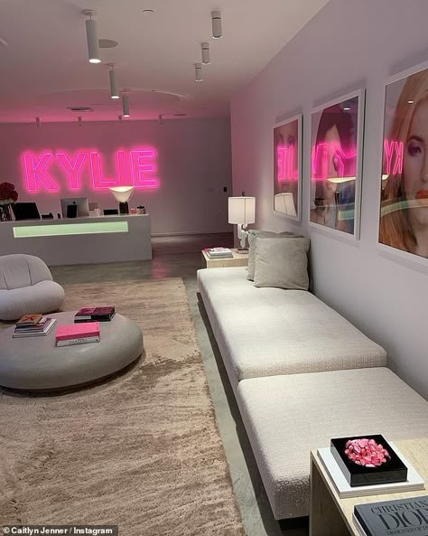 Kylie Jenner Bedroom, Cosmetology Business, Valentino Store, Kylie Jenner House, Disco Stage, Jenner House, Salon Suites Decor, Caitlyn Jenner, Beauty Room Decor