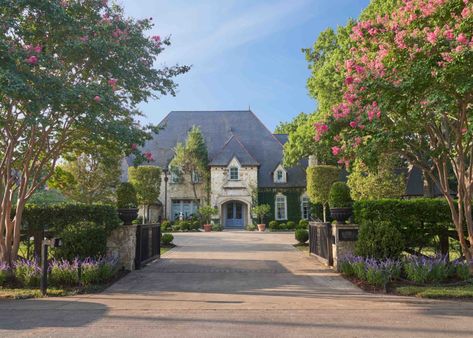 Lambert Creates a French Countryside-Inspired Entry Garden for Kips Bay Decorator Show House Dallas Kips Bay Showhouse, The Shade Store, Show House, Gorgeous Interiors, Landscaping Company, Custom Window Treatments, French Countryside, Virtual Tours, Step Inside