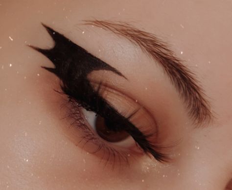 sharp bat wing eyeliner makeup look #makeup #eyeliner #makeuplook #eyemakeupideas Bat Wing Eye Makeup, Halloween Makeup Looks Bat, Batwing Eyeliner Halloween, Two Wing Eyeliner, Bat Eyeliner Makeup, Sharp Black Eyeliner, Bat Liner Hooded Eyes, Bat Winged Eyeliner, Black Eyeliner Looks Creative