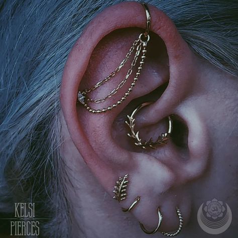 Beaded Jewelry Inspiration, Chain Industrial, Piercing Industrial, Industrial Piercing Jewelry, Cool Ear Piercings, Pretty Ear Piercings, Cool Piercings, Ear Style, Body Jewelry Piercing